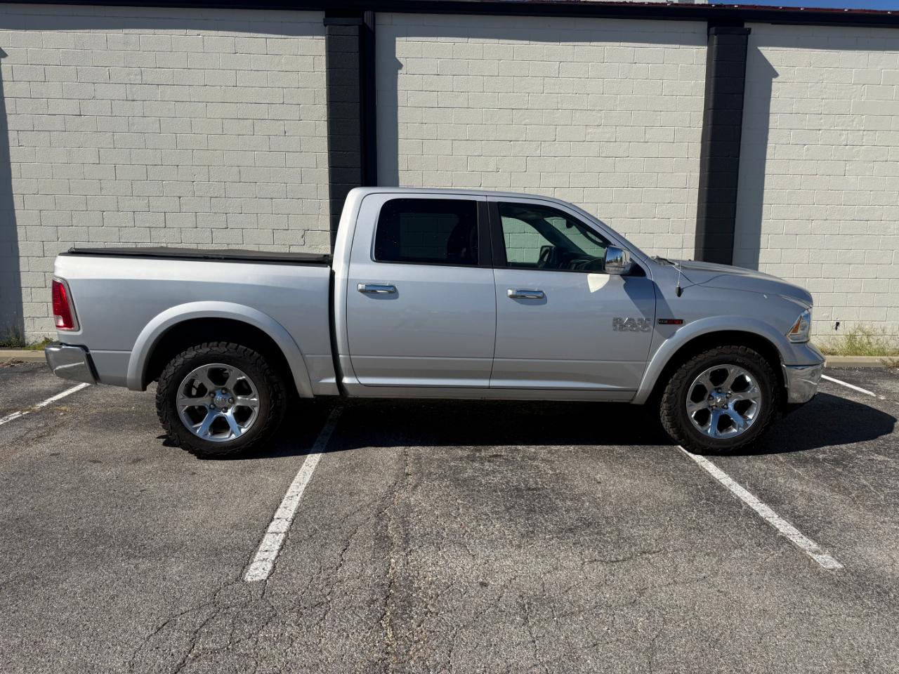 RAM 1500 4WD Crew Cab 140.5" Laramie 2016