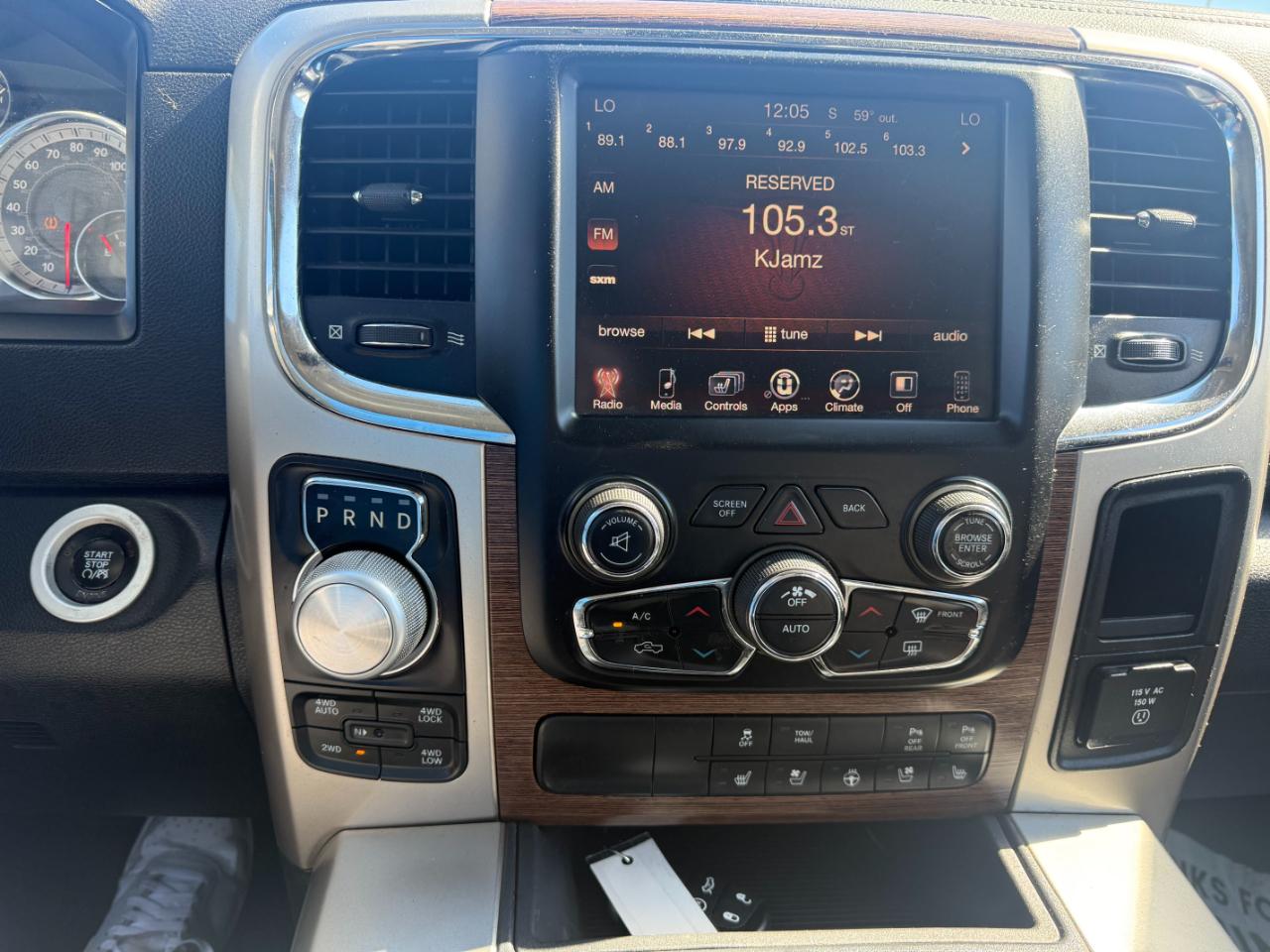 RAM 1500 4WD Crew Cab 140.5" Laramie 2016