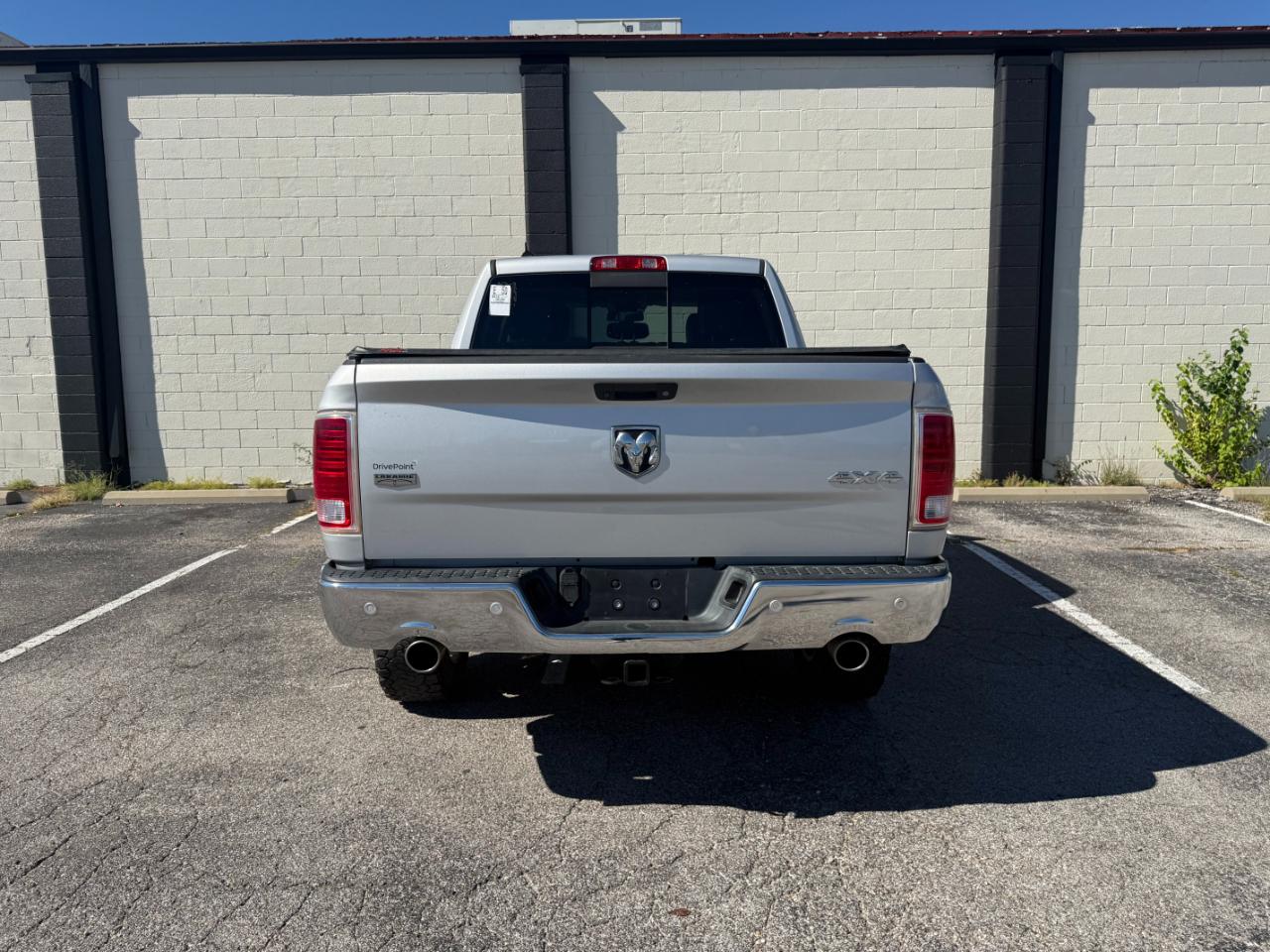 RAM 1500 4WD Crew Cab 140.5" Laramie 2016