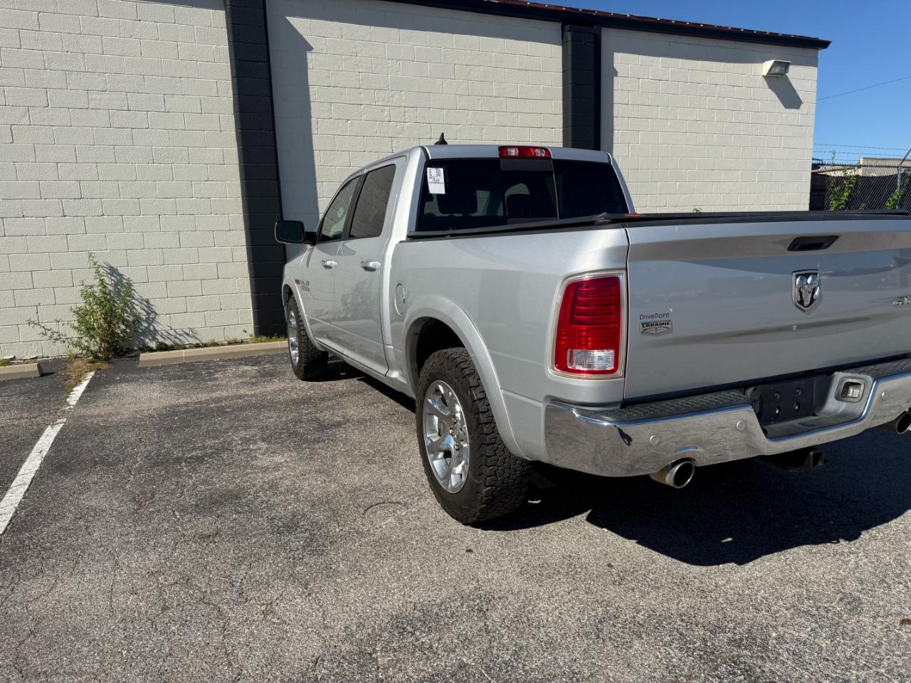 RAM 1500 4WD Crew Cab 140.5" Laramie 2016