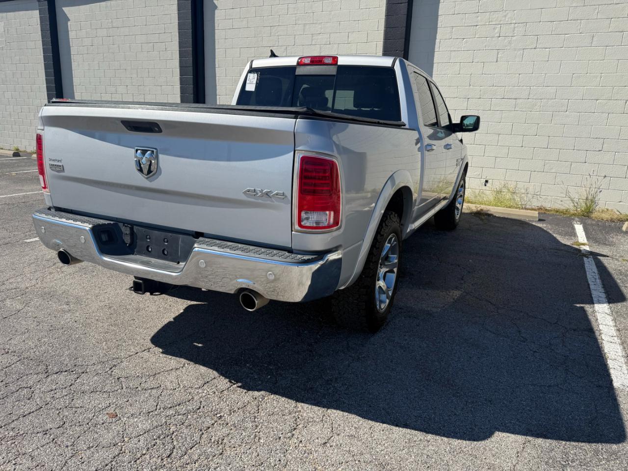 RAM 1500 4WD Crew Cab 140.5" Laramie 2016