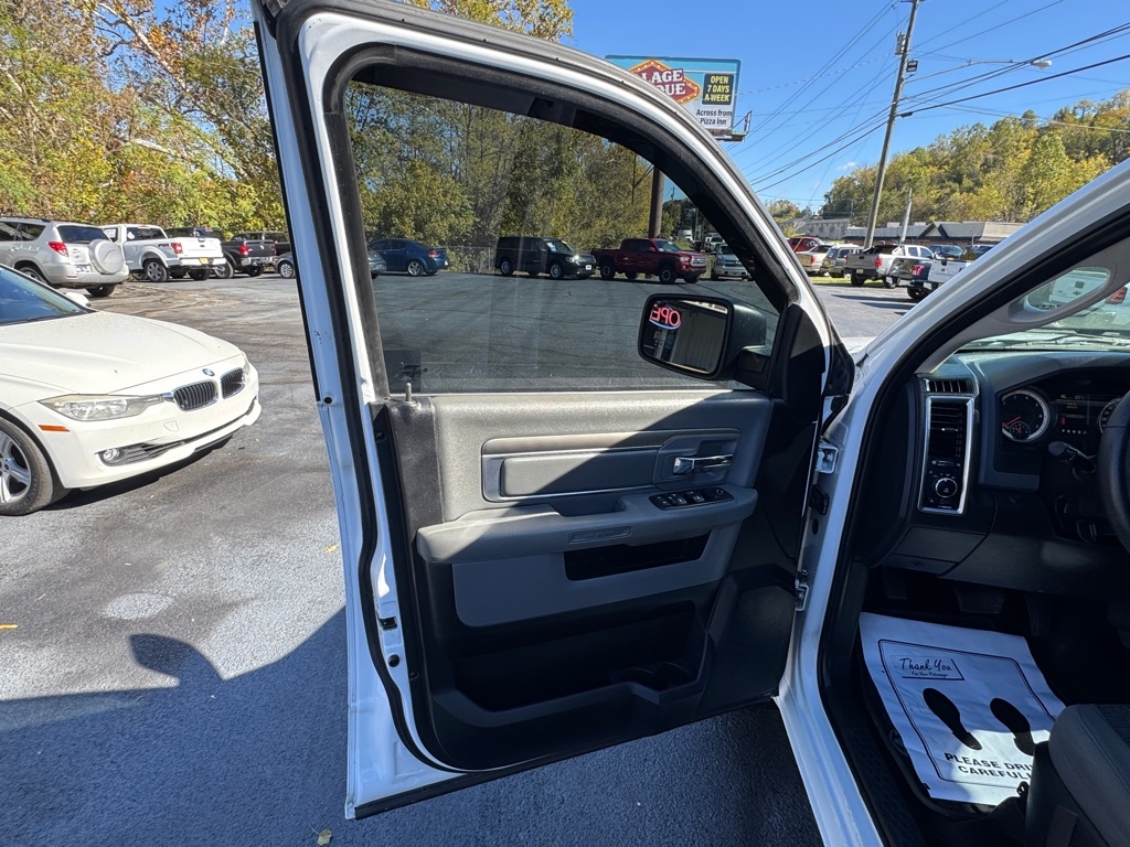 RAM 1500 SLT Crew Cab SWB 4WD 2016