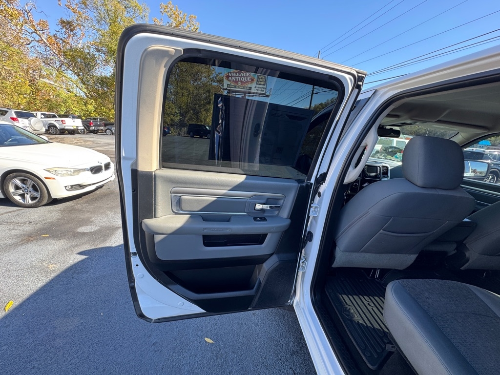 RAM 1500 SLT Crew Cab SWB 4WD 2016