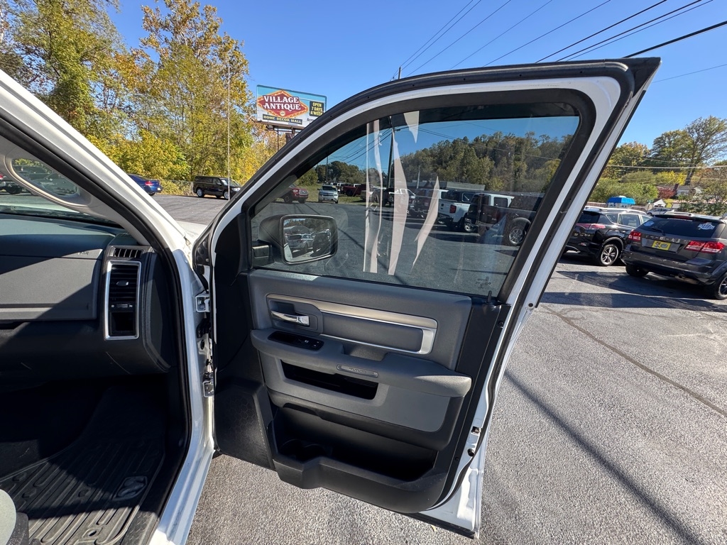 RAM 1500 SLT Crew Cab SWB 4WD 2016