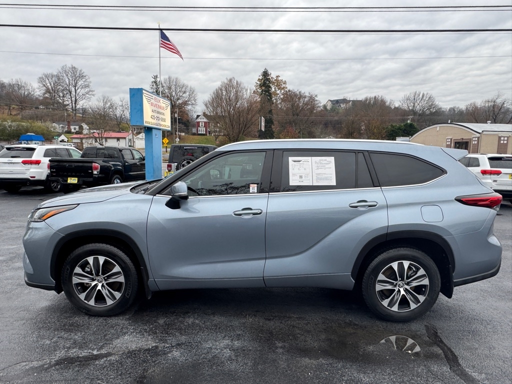 2021 Toyota Highlander XLE photo 3