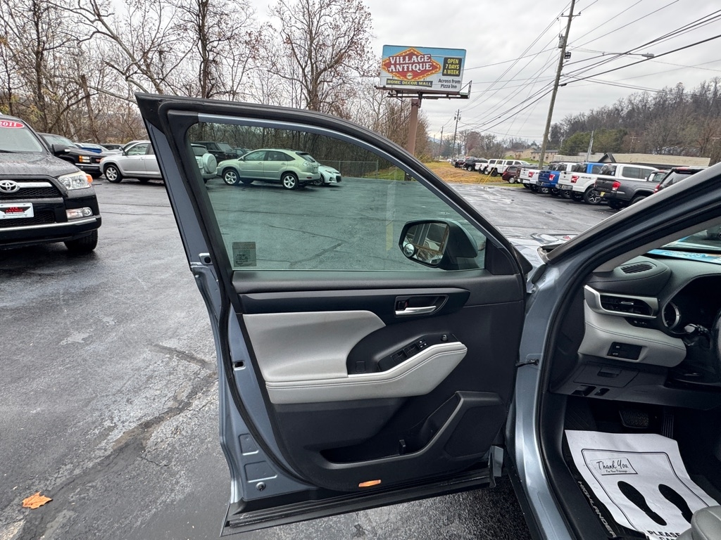 Toyota Highlander XLE AWD V6 2021