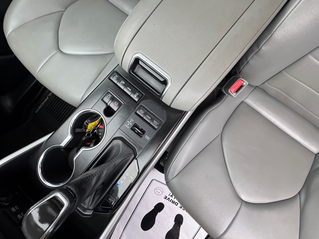 Toyota Highlander XLE AWD V6 2021