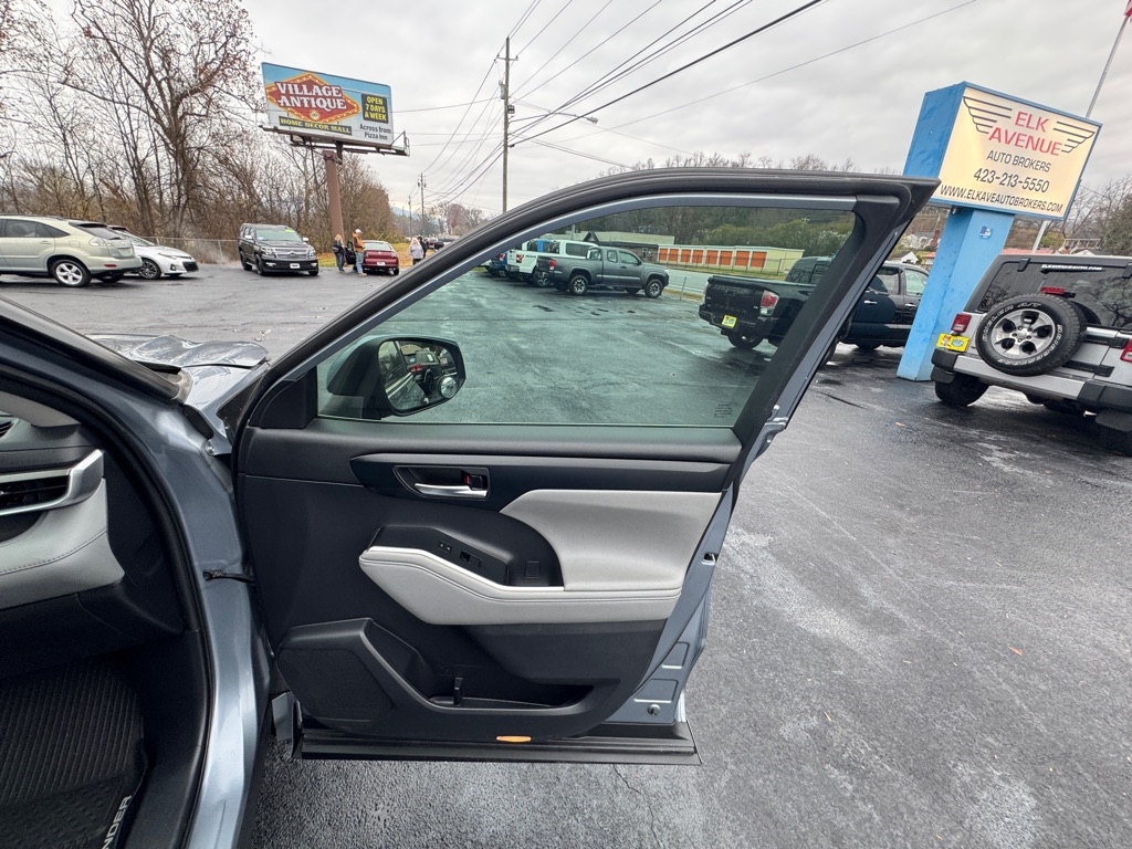 Toyota Highlander XLE AWD V6 2021