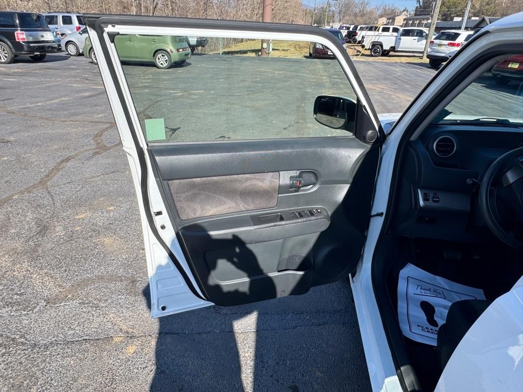 Scion xB 5-Door Wagon 5-Spd MT 2014