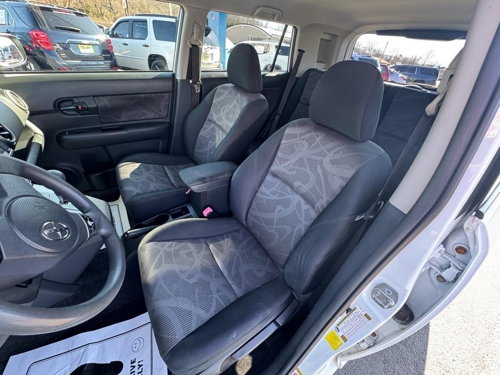 Scion xB 5-Door Wagon 5-Spd MT 2014