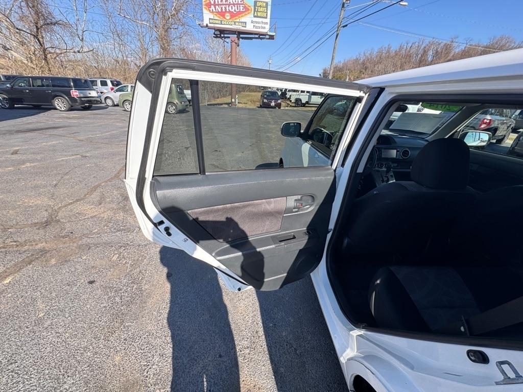Scion xB 5-Door Wagon 5-Spd MT 2014