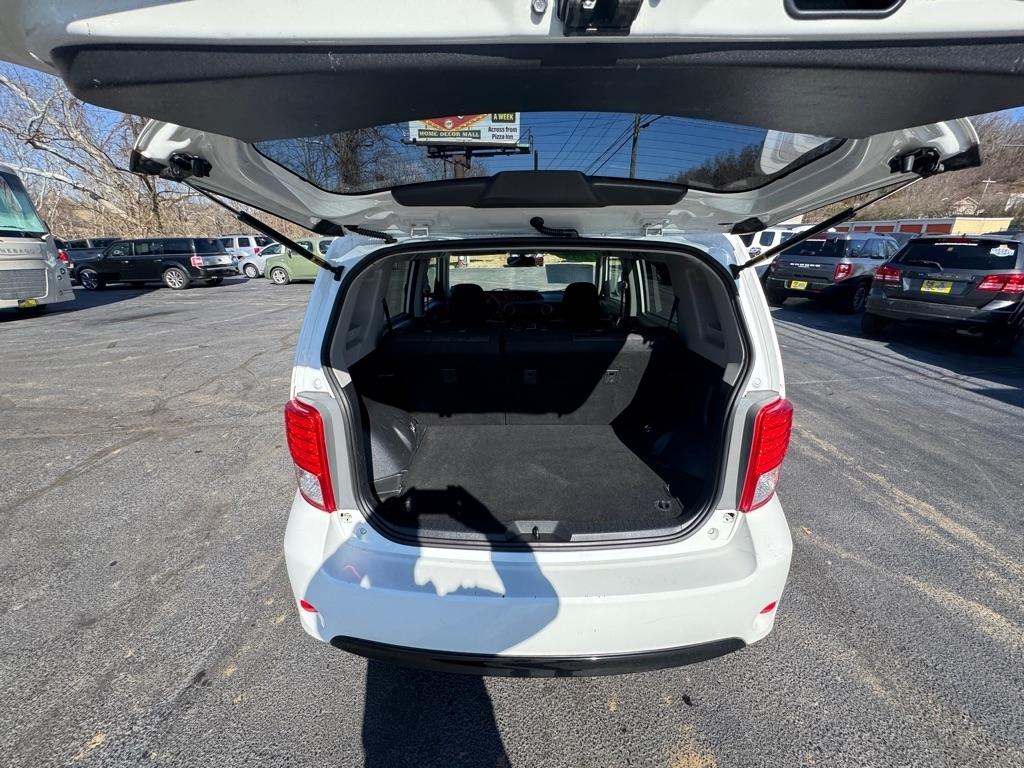 Scion xB 5-Door Wagon 5-Spd MT 2014