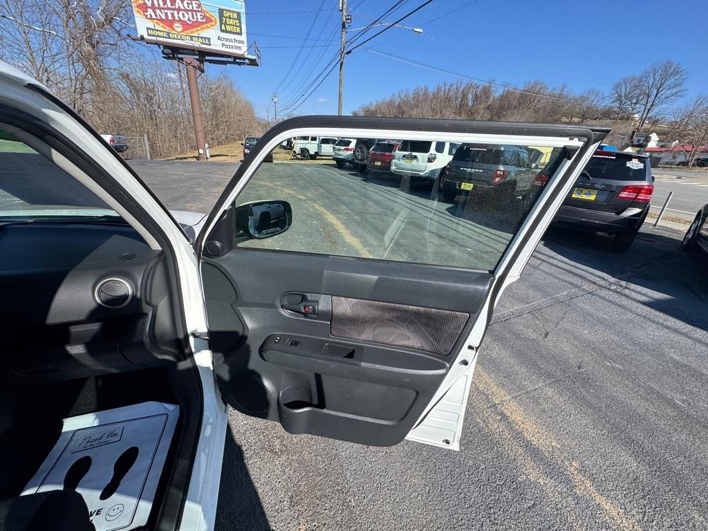 Scion xB 5-Door Wagon 5-Spd MT 2014