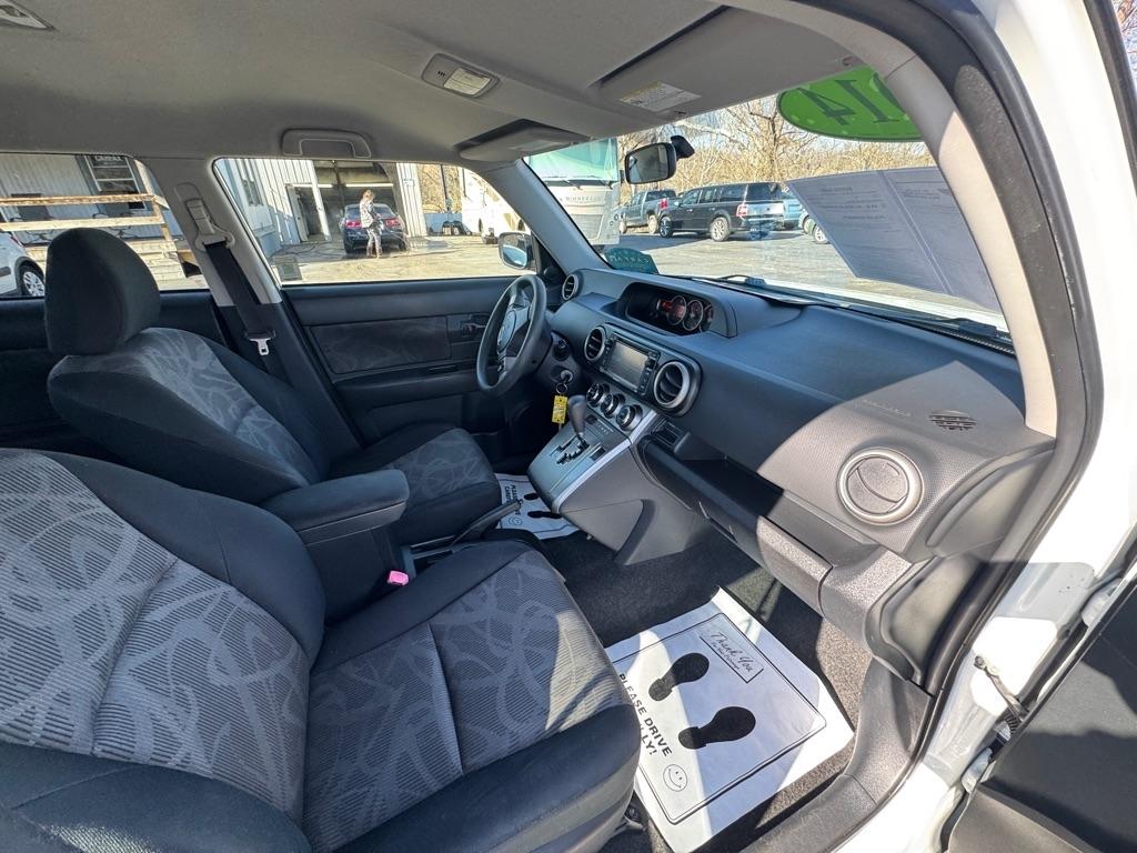 Scion xB 5-Door Wagon 5-Spd MT 2014