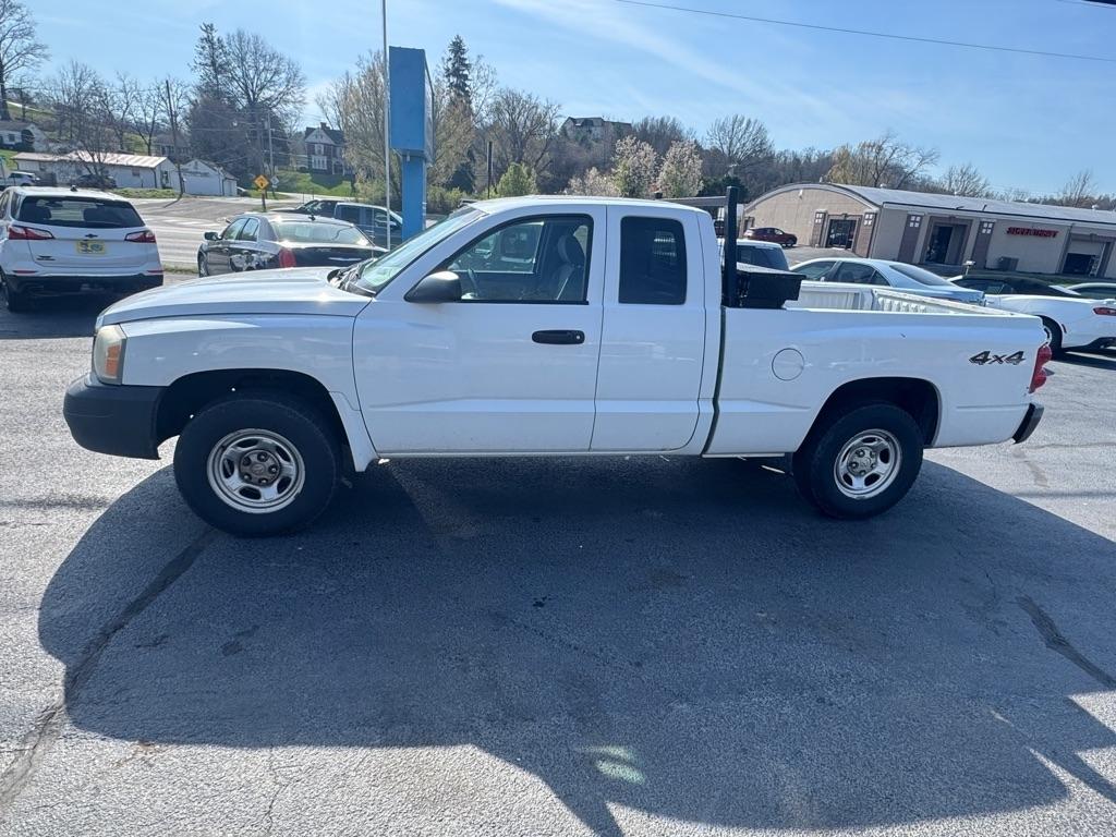 Dodge Dakota 2dr Club Cab 131 4WD ST 2006