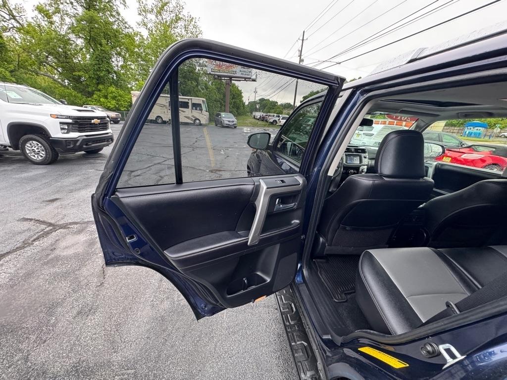 Toyota 4Runner SR5 4WD (Natl) 2017