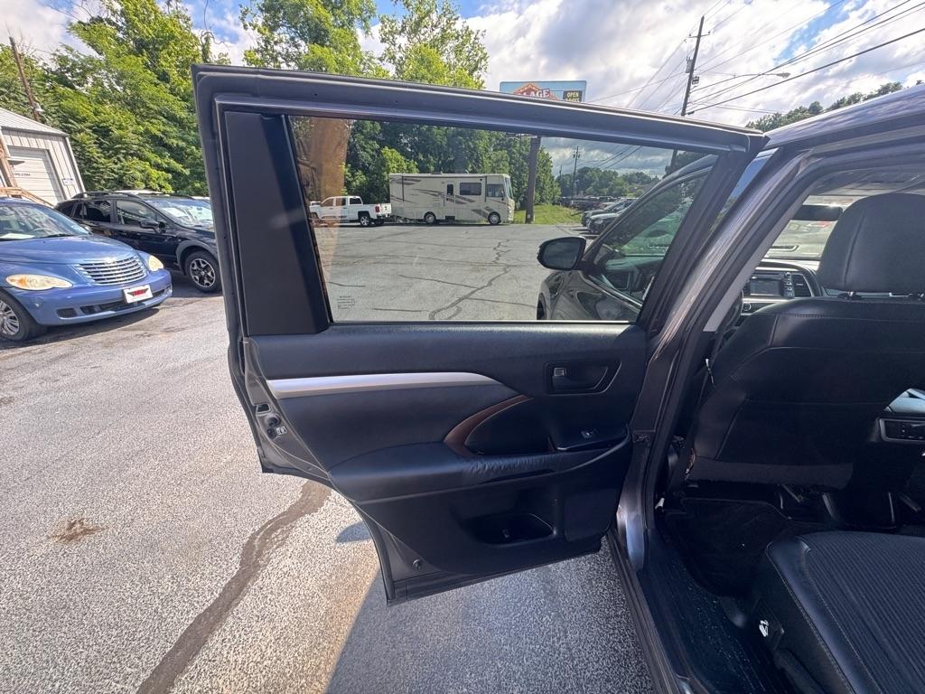 Toyota Highlander FWD 4dr V6 LE (Natl) 2014
