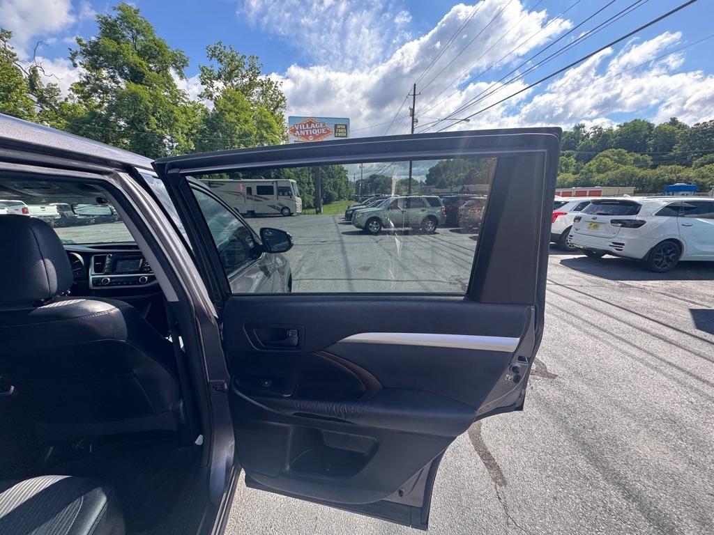 Toyota Highlander FWD 4dr V6 LE (Natl) 2014