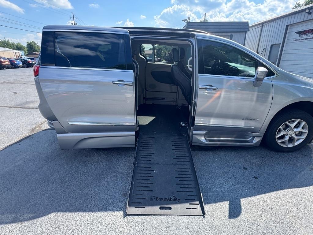Chrysler Pacifica Touring-L FWD 2017