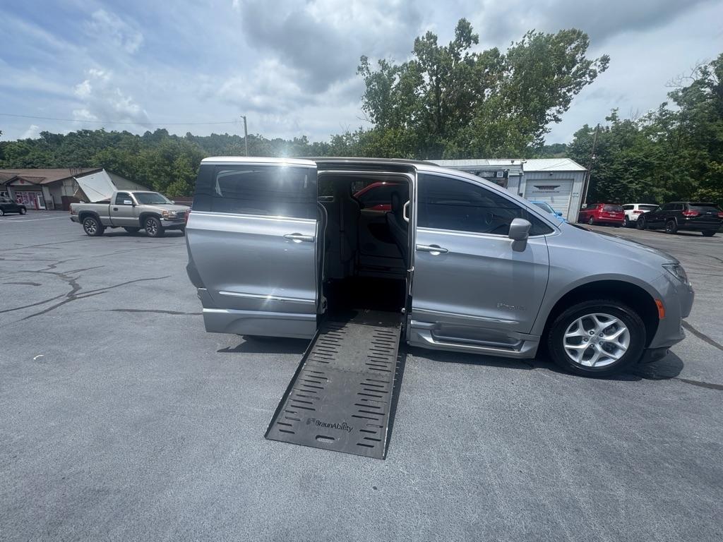 Chrysler Pacifica Touring-L FWD 2017