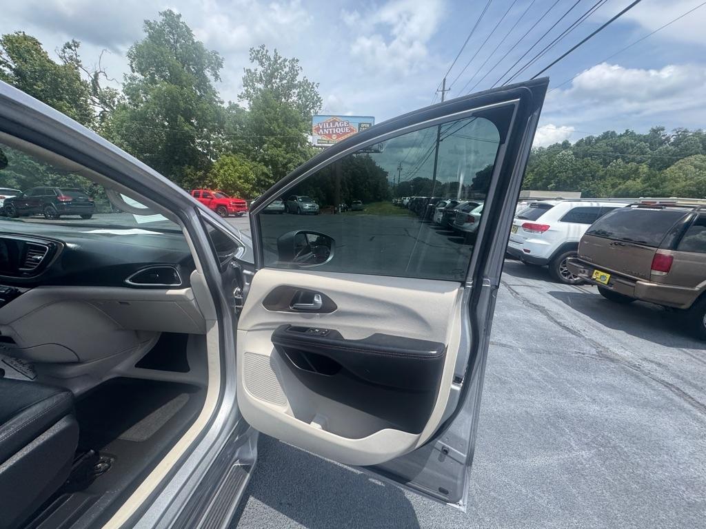 Chrysler Pacifica Touring-L FWD 2017