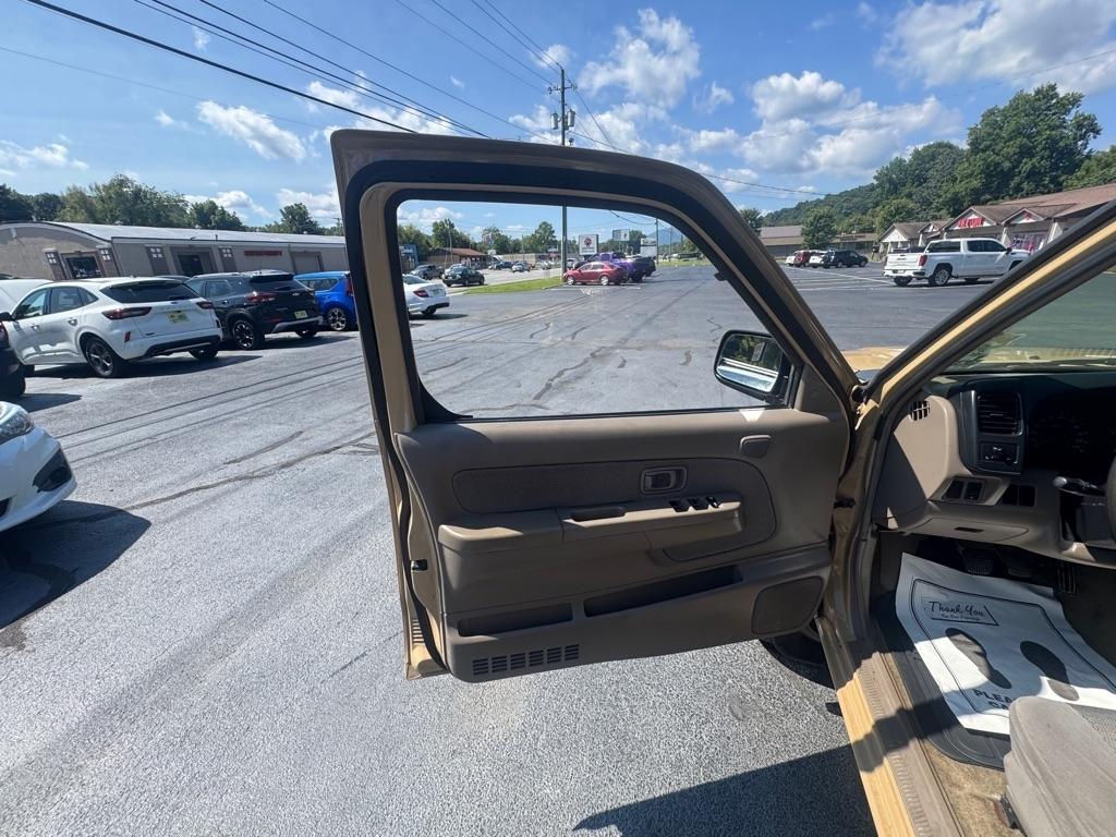 Nissan Frontier 4WD XE Crew Cab V6 Manual 2001