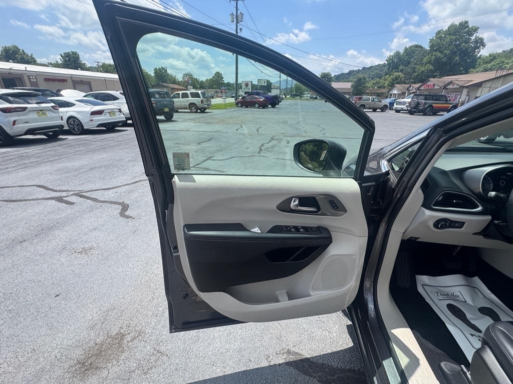 Chrysler Pacifica Touring L FWD 2023