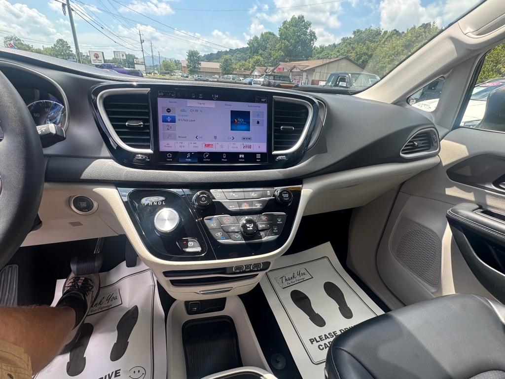 Chrysler Pacifica Touring L FWD 2023