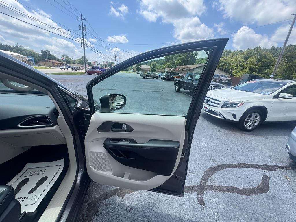 Chrysler Pacifica Touring L FWD 2023