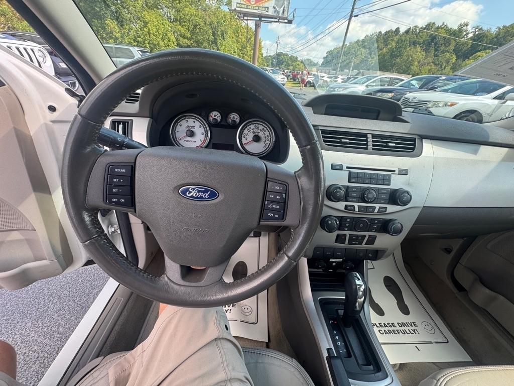 Ford Focus 4dr Sdn SEL 2009