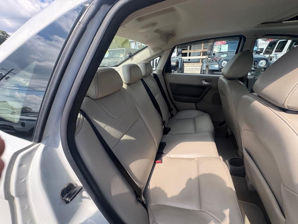 Ford Focus 4dr Sdn SEL 2009