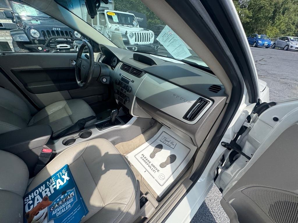 Ford Focus 4dr Sdn SEL 2009