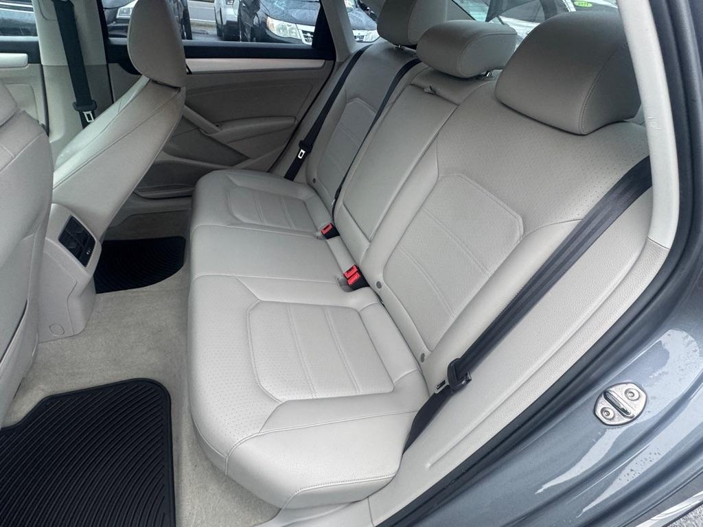 Volkswagen Passat 4dr Sdn 2.0L Manual TDI SE 2013
