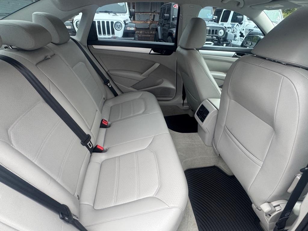 Volkswagen Passat 4dr Sdn 2.0L Manual TDI SE 2013