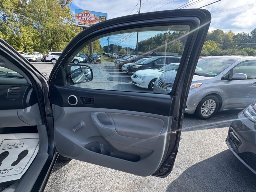Toyota Tacoma 4WD Reg I4 MT (Natl) 2011