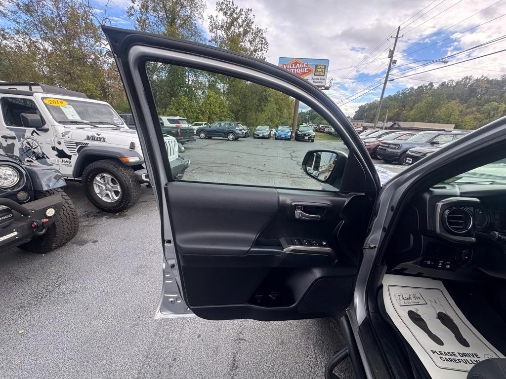 Toyota Tacoma SR5 Double Cab 6' Bed V6 4x4 AT (Natl) 2017