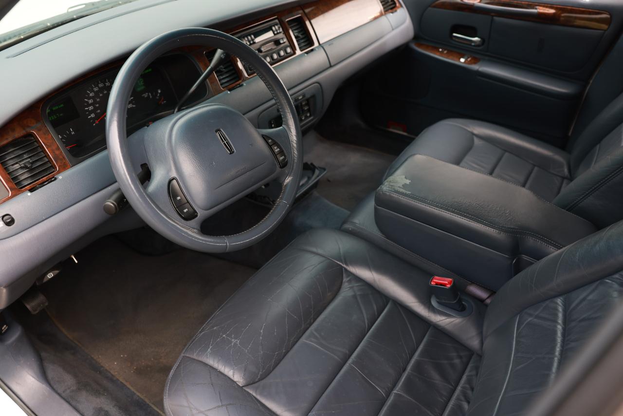 Lincoln Town Car Executive Limo 1999