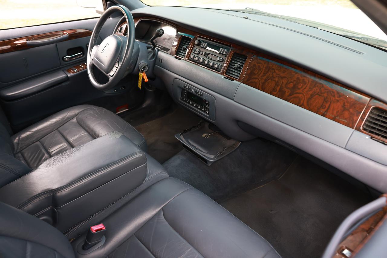 Lincoln Town Car Executive Limo 1999