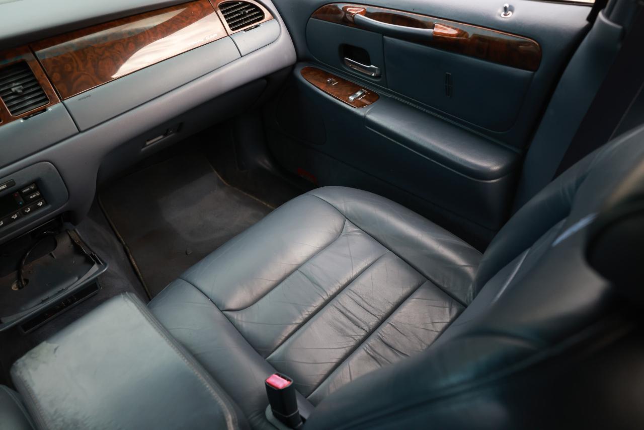 Lincoln Town Car Executive Limo 1999