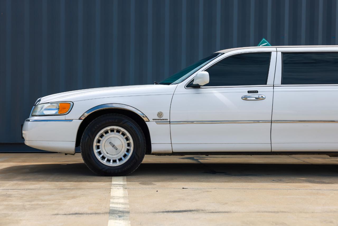 Lincoln Town Car Executive Limo 1999