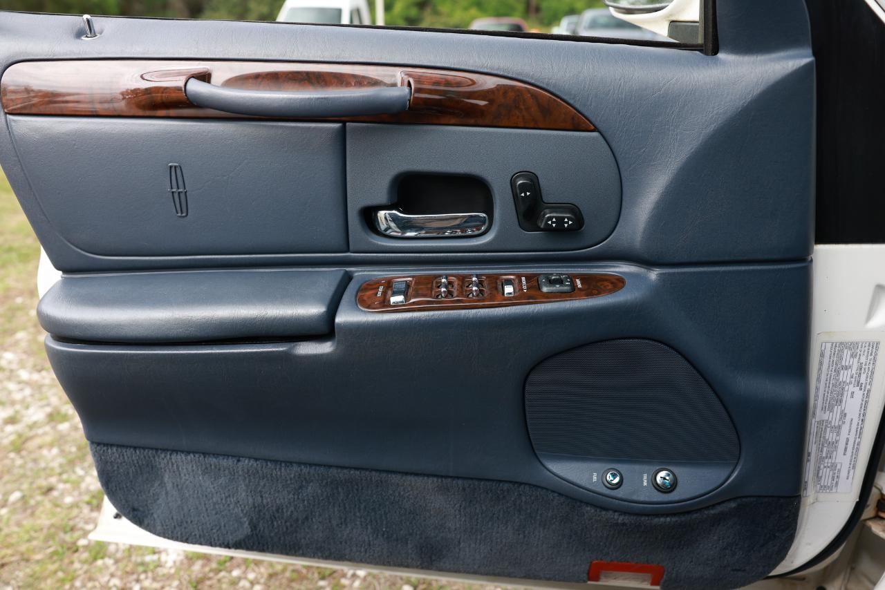 Lincoln Town Car Executive Limo 1999
