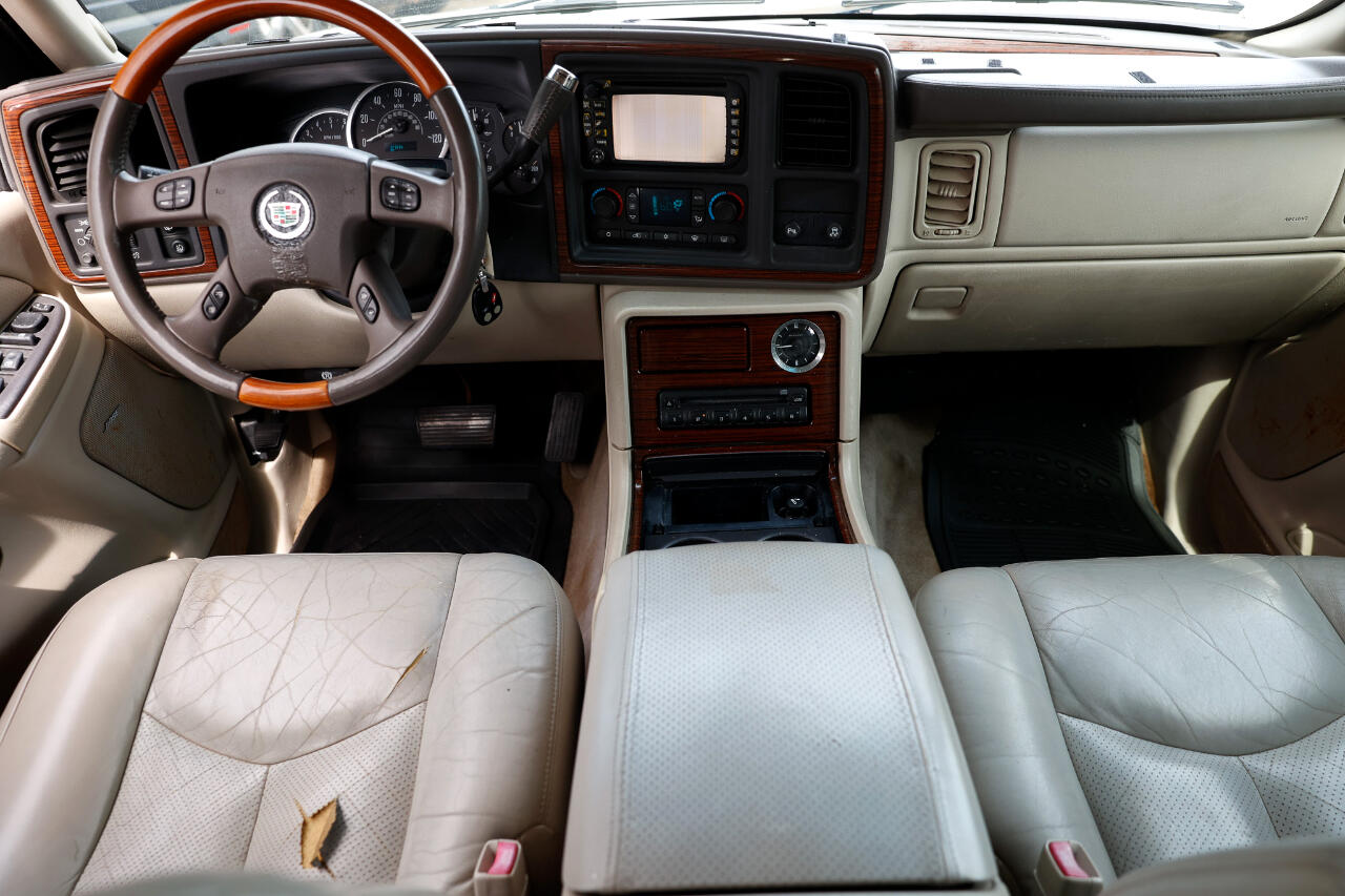 2004 Cadillac Escalade Luxury photo 2