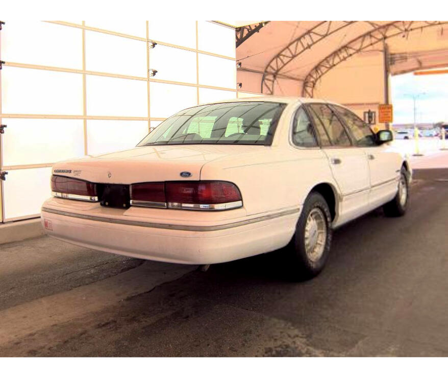 1995 Ford Crown Victoria LX photo 2