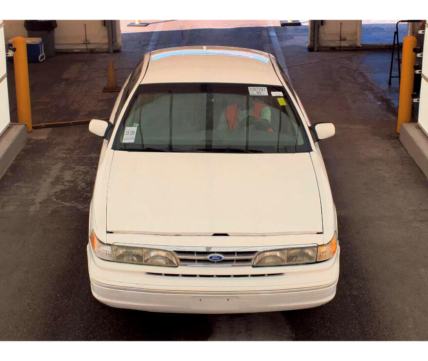 1995 Ford Crown Victoria LX photo 4