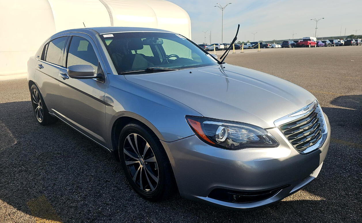 2014 Chrysler 200 Touring photo 3