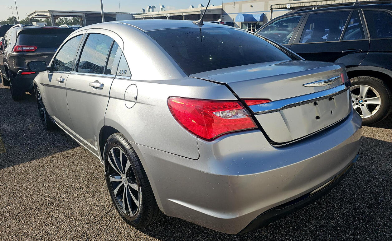2014 Chrysler 200 Touring photo 5