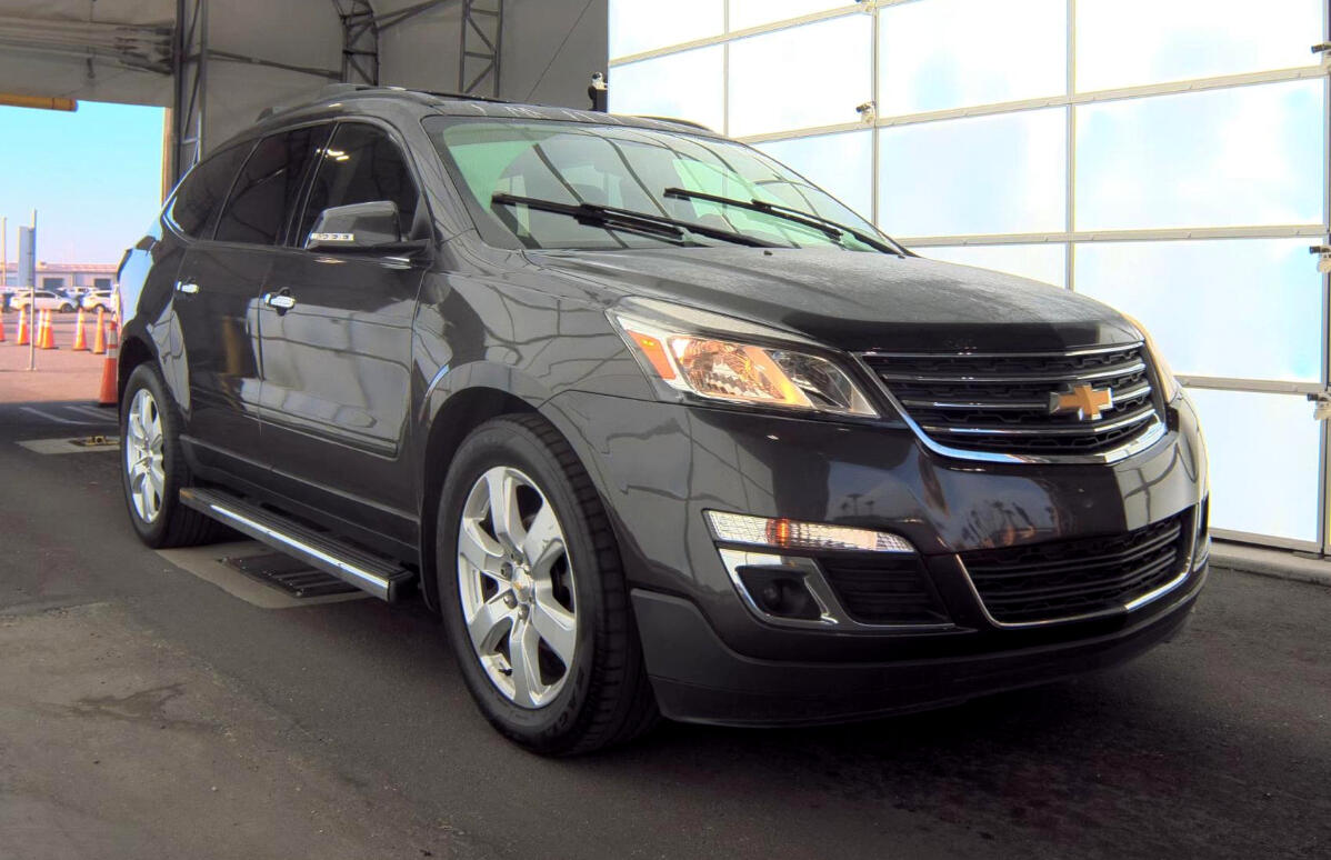 2017 Chevrolet Traverse 1LT photo 2