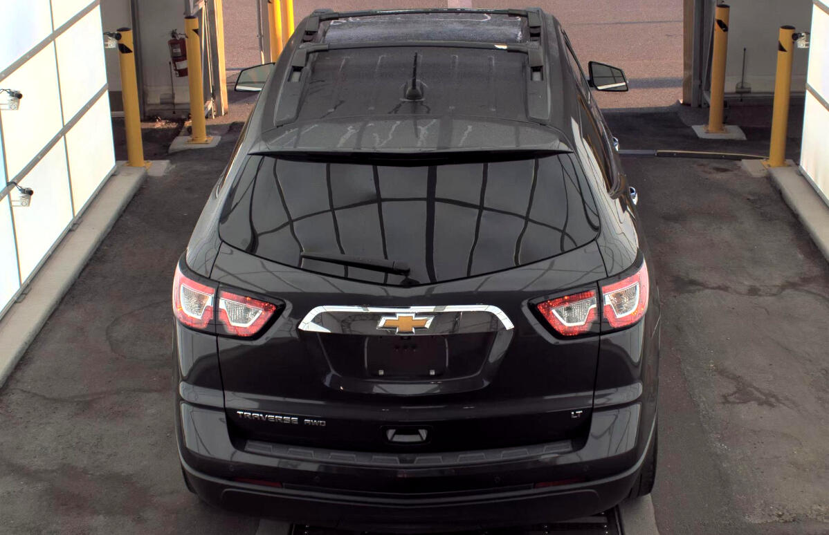 2017 Chevrolet Traverse 1LT photo 4