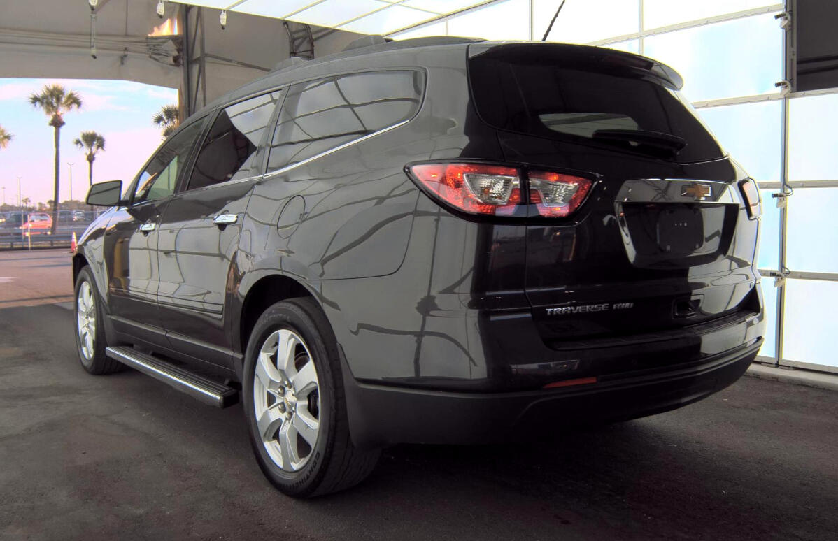 2017 Chevrolet Traverse 1LT photo 5