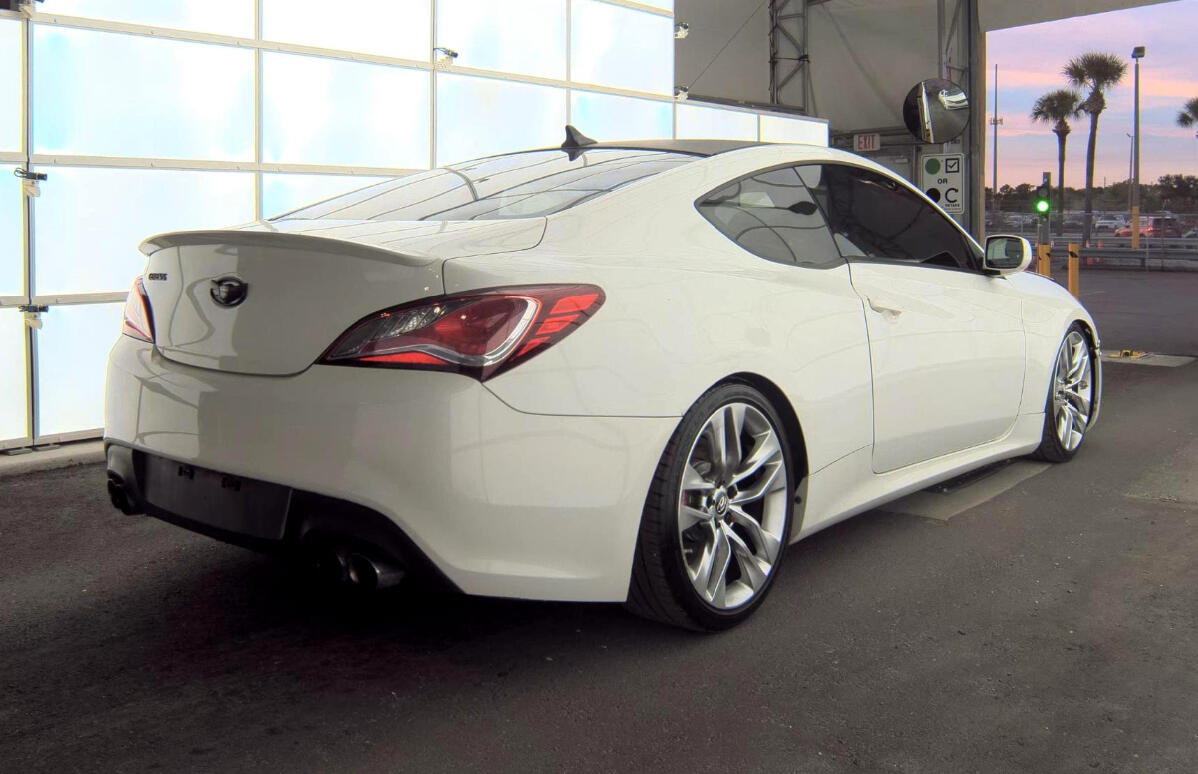 2012 Hyundai Genesis Coupe 2.0T photo 4